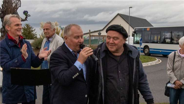 Alfred Schneider (KuKiWa, links) bedankt sich beim Künstler für den Einsatz.Fotos: CEW