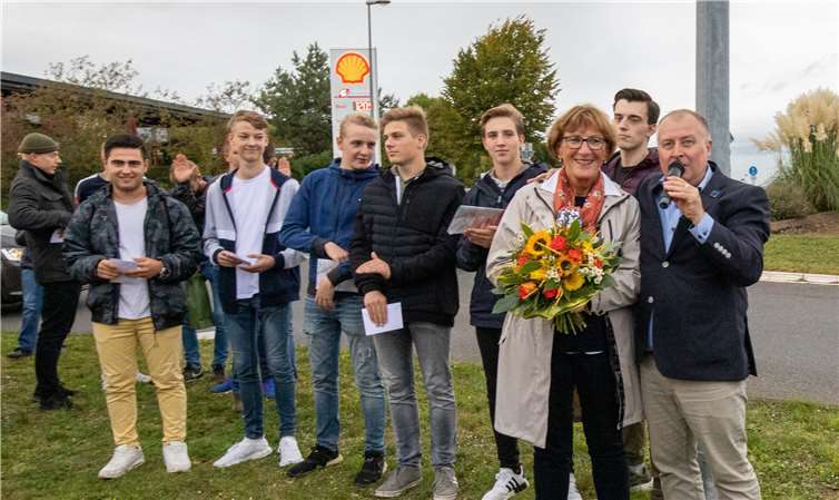 Alfred Schneider (KuKiWa, rechts) bedankt sich bei den Jugendlichen und der Lehrerin Monika Düren für den Einsatz.