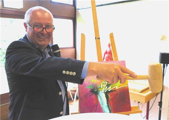 Alfred Schneider begeisterte als Auktionator die Gäste. Fotos: Gemeinde Wachtberg/mm