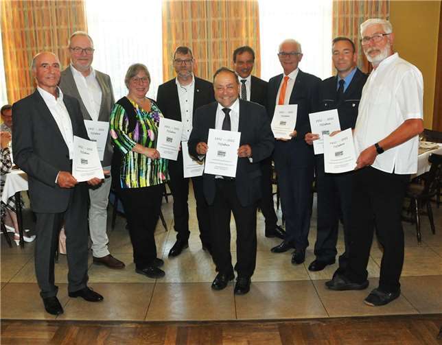 Alfred Schomisch, Bürgermeister der VG Vordereifel und 1. Vorsitzender der Kreisverkehrswacht (Bildmitte) konnte illustre Gäste zum Jubiläum begrüßen.  Fotos: BS