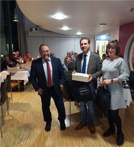 Alfred Schomisch bedankte sich ebenso mit einem Präsent.