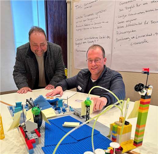 Alfred Schomisch (links), Bürgermeister VG Vordereifel, und Jörg Lempertz, Bürgermeister VG Mendig, waren von der Kreativität der Schülerinnen und Schüler – hier am Hochwasserschutzmodell der Schülerinnen und Schüler der Realschule – begeistert.  Foto: Stefan Pauly/VG-Verwaltung Mendig