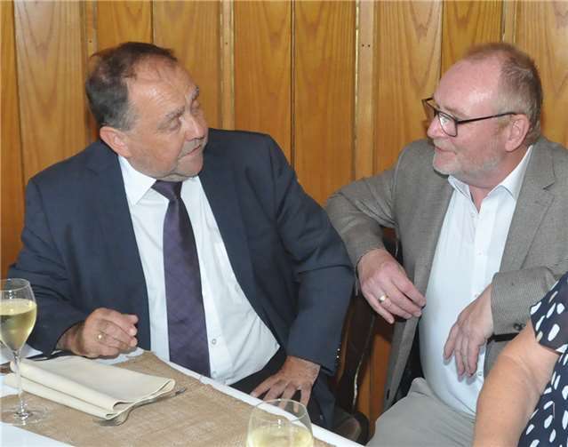 Alfred Schomisch und Heinz-Peter Ganz beim Fachsimpeln.