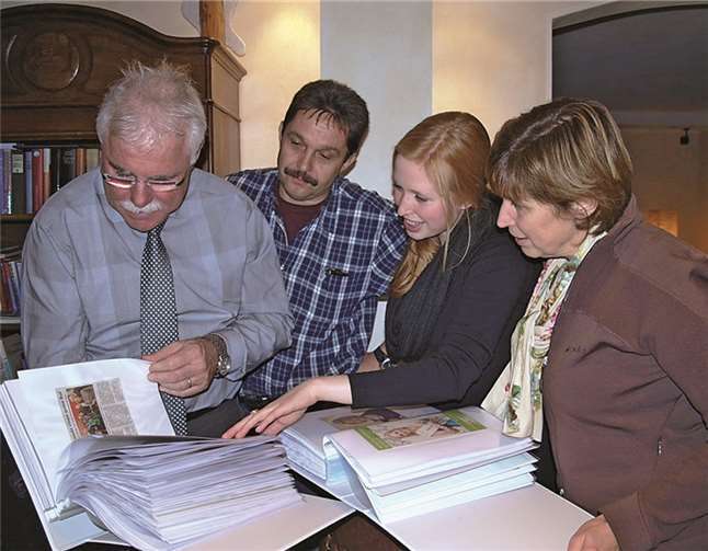 Alfred Sebastian, Rolf Schmitt, Julia Bertram und ihre Mutter Andrea bei der Übergabe. WITE