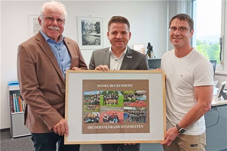 Alfred Sebastian (links) und Jens Fahrenbruch (rechts) überreichten Bürgermeister Holger Jung (Mitte) als Dankeschön ein Bild des Leichtathletik-Nachwuchses. Foto: Stadt Meckenheim