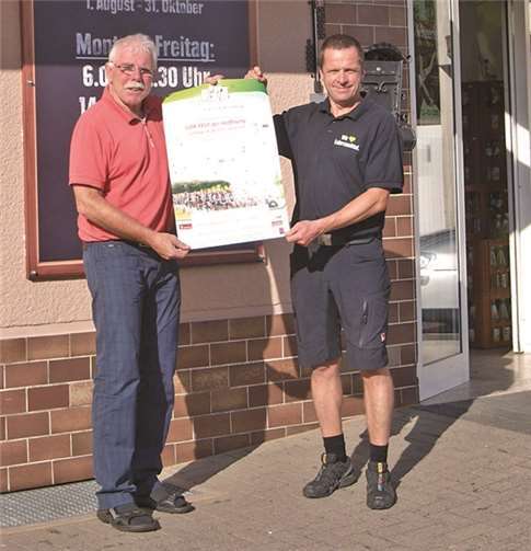 Alfred Sebastian und Eddy Ley (r.) mit dem Veranstaltungsplakat. wite