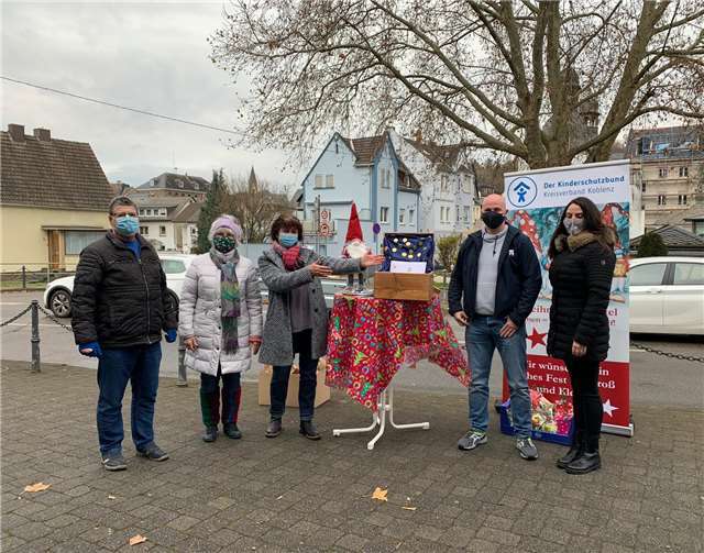 Alfred Waurig (Die Tafel), Marianne Freudenberg (KSB), Anke Jorzig (KSB), Björn Wittebrok und Natascha Bayer (beide Ewig Jung e.V.). Foto: privat