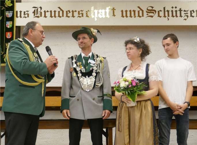 Alfred gratuliert dem amtierenden Königspaar Sabine und Roland Lohner zur silbernen Hochzeit.