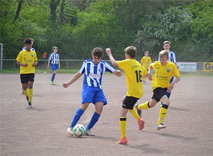 Ali Kassab, hier im Duell mit zwei JFV-Kickern, machte als Innenverteidiger wieder eine solide Partie.privat