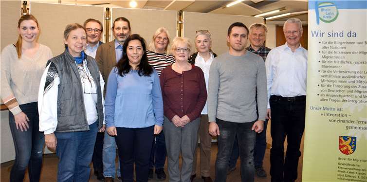 Alia Saleh-Schäfer (5. von links) wurde jetzt vom neuen Beirat für Migration und Integration zur Vorsitzenden gewählt. Zu den ersten Gratulanten gehörte auch Landrat Frank Puchtler (rechts).Foto: Uwe Rindsfüßer