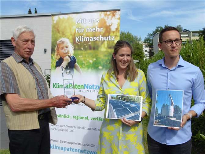 Alica Klein und ihr Mann Mathias erhalten von Prof. Hermann Schlagheck die Auszeichnung „KlimaPatin des Jahres 2022“ überreicht.Foto: Andrea Madea