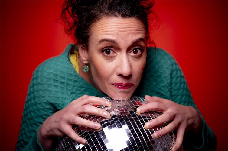 Alice Köfer präsentiert eine wilde Mischung aus destruktiver Liebeslyrik und Stadion-Pop im Garagenformat .