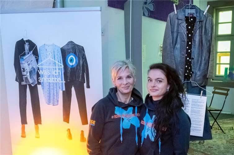 „One Billion Rising“ Tanzflashmob am Löhrrondell in Koblenz Alice Mari Westphal (li.) und Regina Bies in beeindruckender Ausstellung „Was ich anhatte“.