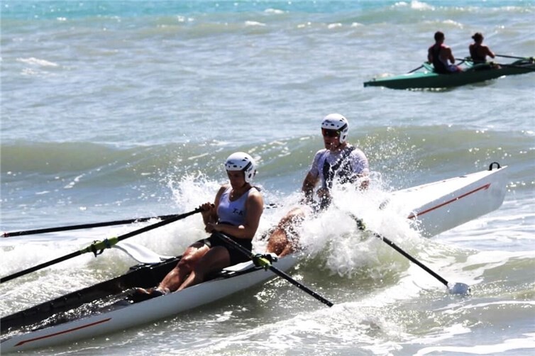 Alicia Bohn (Treis-Karden, l.) und Leander Spalek (Frankfurt, r.) bei Coastal Rowing in Donoratico.