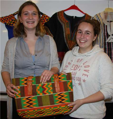 Alicia Eble und Vanessa Kesternich berichten von ihren Freiwilligen-Einsätzen in Ghana und wollen zu einem solchen bereichernden Dienst motivieren. Erhard Schoppert