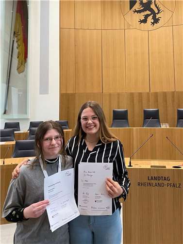 Alina Bell (rechts) mit Vorjahressiegerin Saskia Müller beim Landesfinale im Wettbewerb Jugend debattiert.  Foto: Fee Staudacher