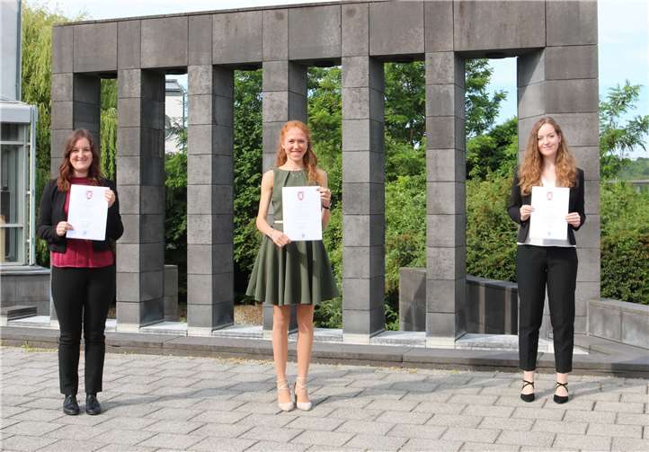 Urkunden für neue Beamte Alina Kneip, Johanna Püsch und Fabienne Reif (v.li.) haben ihre Urkunden zur Verbeamtung auf Probe erhalten.