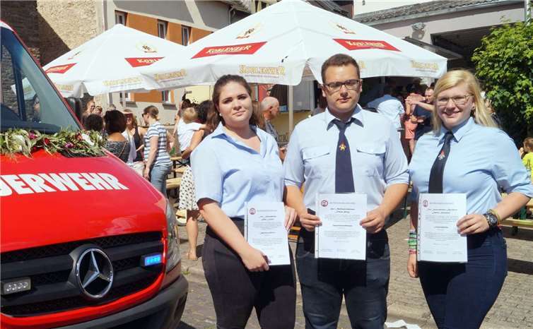 Alina Loosen, Niklas Petry und Jessica Schommer (rechts) wurden in Müden befördert. Fotos: MT