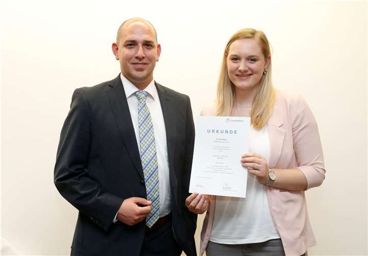 Alina Meinke zählt zu den besten Azubis der Genossenschaftsinstitute in Nordrhein-Westfalen und im nördlichen Rheinland-Pfalz. Mit ihr freut sich Ausbildungsleiter Stefan Wölwer.privat