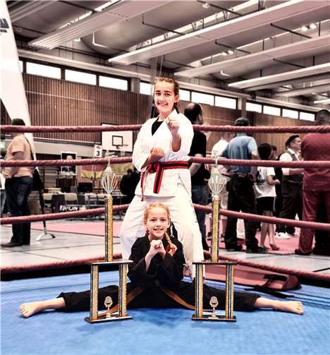 Alina Opper und Alicia Opper aus Mülheim Kärlich wurden verdient Deutsche Meister im Formenlauf „Korean Hardstyle“. Foto: privat