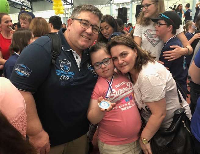 Weltweit größtes Sportfestival für Menschen mit Down-Syndrom gefeiert  Alina mit ihrer Familie beim Sportfest, die jungeKoblenzerin hat bereits eine Medaille gewonnen. Foto: privat