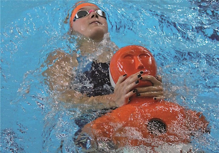Aline Heitz in der Disziplin 100m Retten einer Puppe mit Flossen.