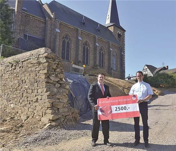 Alireza Faridhami, Geschäftsstellenleiter der Kreissparkasse in Ringen, übergibt eine Spende über 2.500 Euro zum Bau der neuen Außenanlagen an Pfarrer Alexander Burg. privat