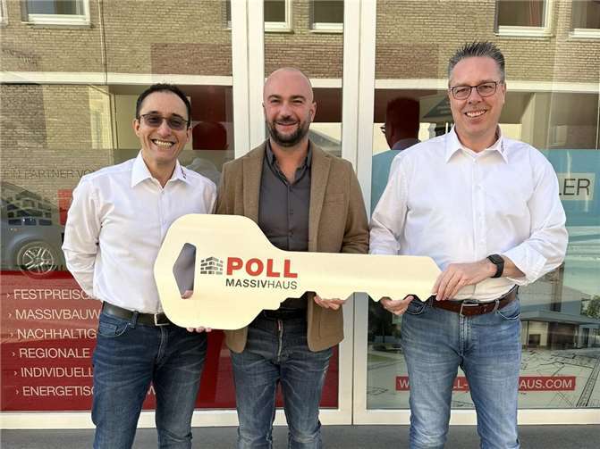 Alireza Karimi (links) und Rolf Peters (rechts) vom Wohnbau Partner Voreifel GbR mit Jarno Poll (Mitte).  Fotos: privat