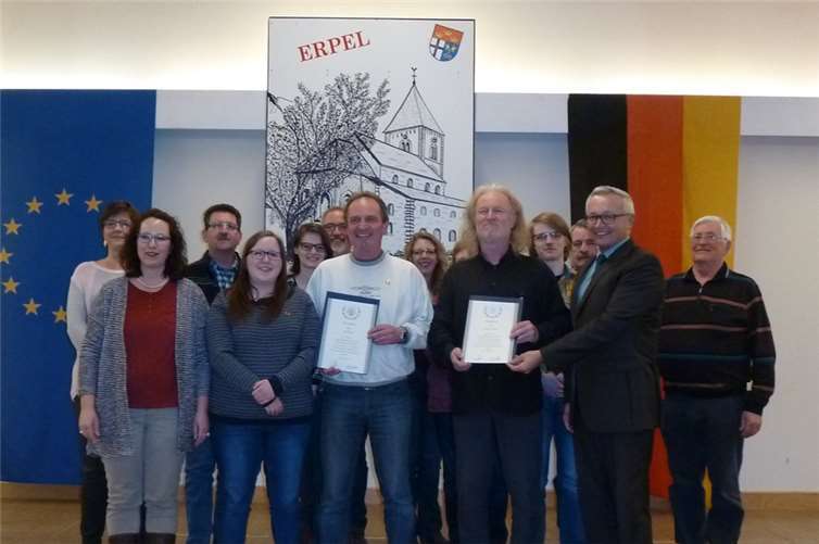 Alisa Miskowiak, Theo Schlüter sowie Josef und Norbert Wester wurden für ihre Treue geehrt. privat