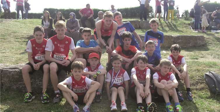 Alisia (W8) gemeinsam mit den jungen Läufern der Altersklasse männliche Jugend U12 bis U16. 