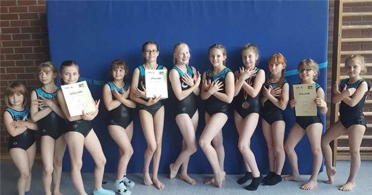 Alissa Owtschinnikow, Kristina Merkel, Leyla Bouyahya, Julia Bruch, Xenia Luft, Anna Thrun, Julia Friesenhahn, Nika Flato, Dascha Novosselov, Lena Friesenhahn, Karina Paliukh (v. l.).