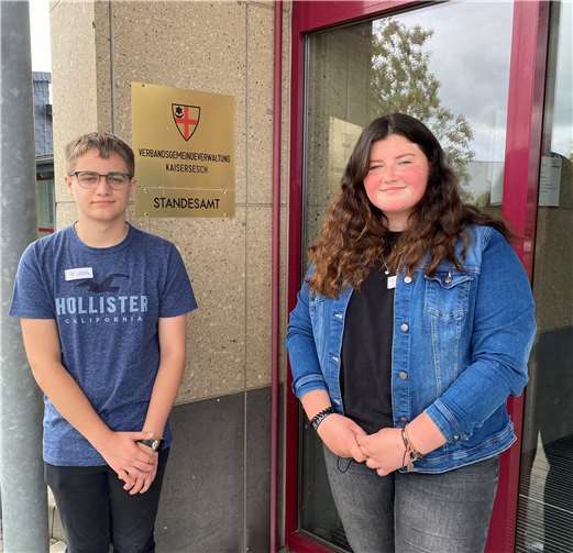 Alissa Ternes und Tom Einig haben ihre Ausbildung bzw. ihr Jahrespraktikum begonnen.Foto: Verbandsgemeinde Kaisersesch