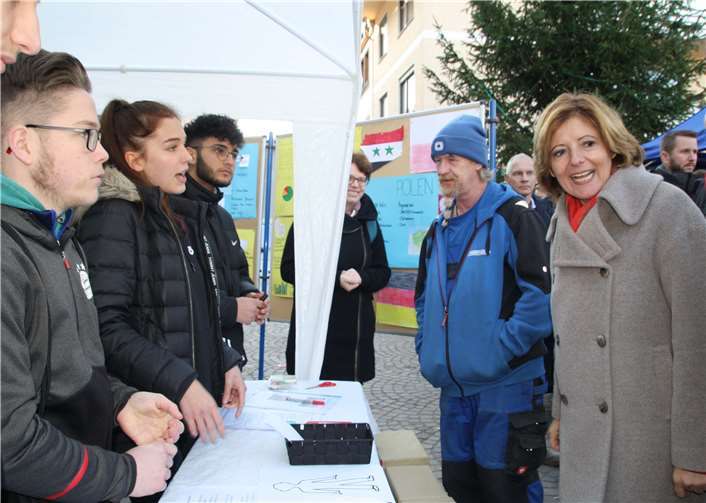Aliya Brandenburg (l.) erläutert Ministerpräsidentin Malu Dreyer die Projekte der Schüler. Fotos: IGS Remagen