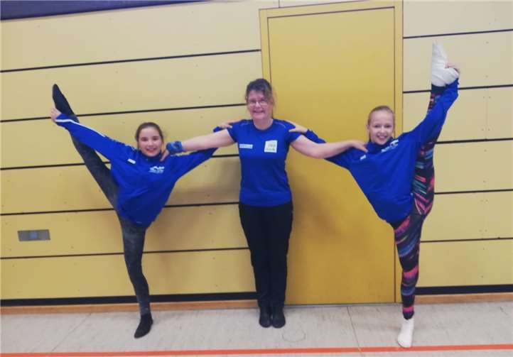 Aliyah Hansch und Alina Küpper, die Tanzmädels des Niederdürenbacher Karnevalsvereins, mit Trainerinnen, Brigitte Keiper.Foto: privat