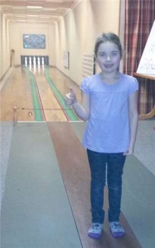 Aliyah strahlt nach ihrem großartigen Wurf stolz über das ganze Gesicht.privat