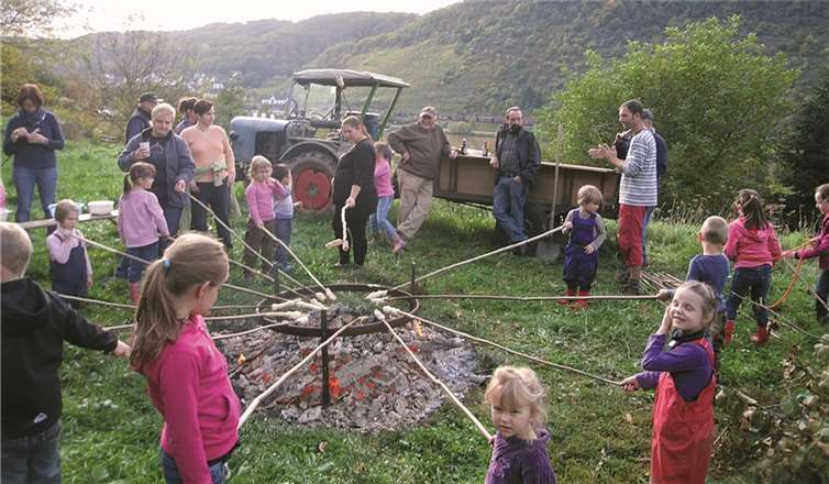 Alken. Bei wunderschönem Herbstwetter veranstaltete WIR in Alken das alljährliche Herbstfeuer mit Stockbrot, Würstchen und Co. für Groß und Klein, Jung und Alt. Den fleißigen Helfen sei herzlich gedankt mit der Hoffnung, im Frühjahr wieder einen schönen Nachmittag erleben zu dürfen.privat
