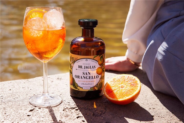Alkoholfreier Genuss im Sommer: San Orangello wird als Aperitif mit Tonic, Limette und Orangen-Garnitur als Orangello Spritz empfohlen.