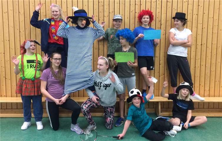 „Allaf“ gegen „Helau“ war das Motto des Vergleichskampfs der Badmintonspieler des SV Unkel.  privat