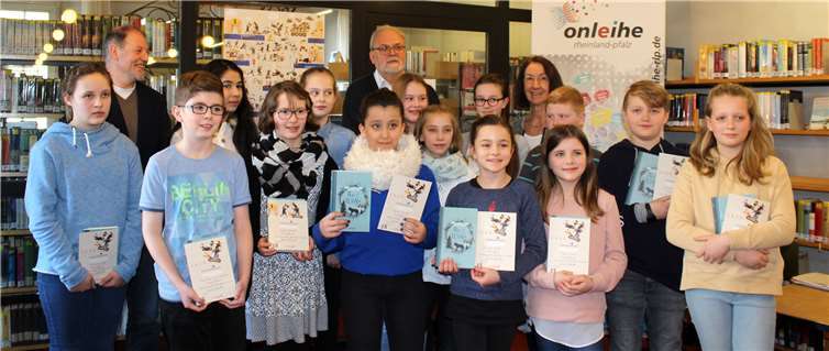 Alle 13 Kandidaten waren bereits Lese-Sieger der 6. Klassen und Besten ihrer Schulen. Jeder erhielt eine Urkunde und ein Buchgeschenk.HG