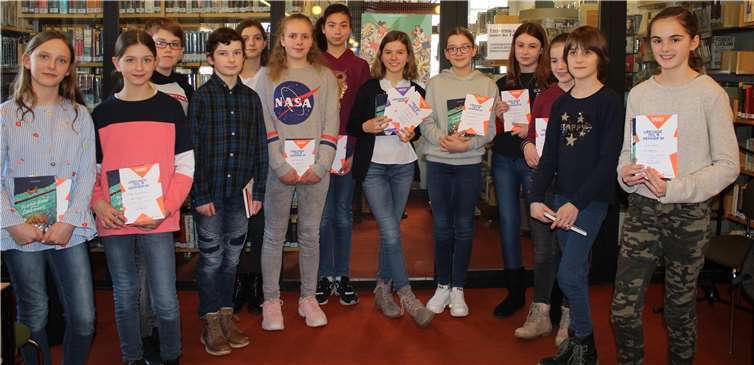 Alle 13 Teilnehmer empfingen eine Urkunde und ein Buchgeschenk. Lilly Schröder (6. v. r.) ist eingeladen zum Bezirksentscheid in Koblenz anzutreten.Fotos: HG