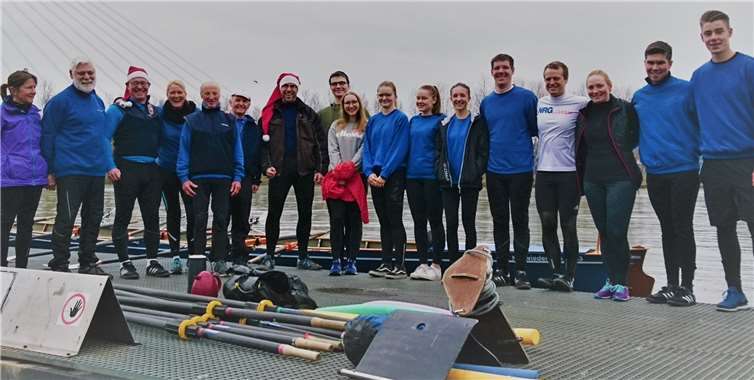 Alle 18 Ruderer brachten trotz des eher traurigen Wetters gute Laune mit und verbrachten gemeinsam einen schönen Tag.privat