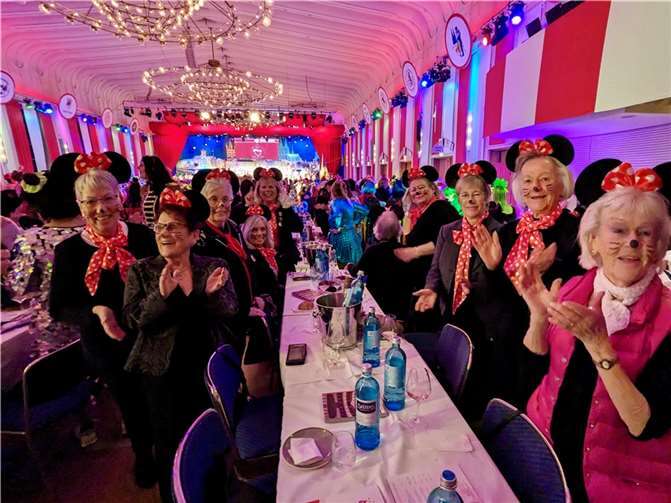 Alle 24 Seniorinnen bzw. ihre Betreuerinnen erschienen im abgestimmten Minnie-Maus-Outfit und waren damit ein kaum zu übersehender Blickfang. Quelle: Hospiz-Verein Rhein-Ahr