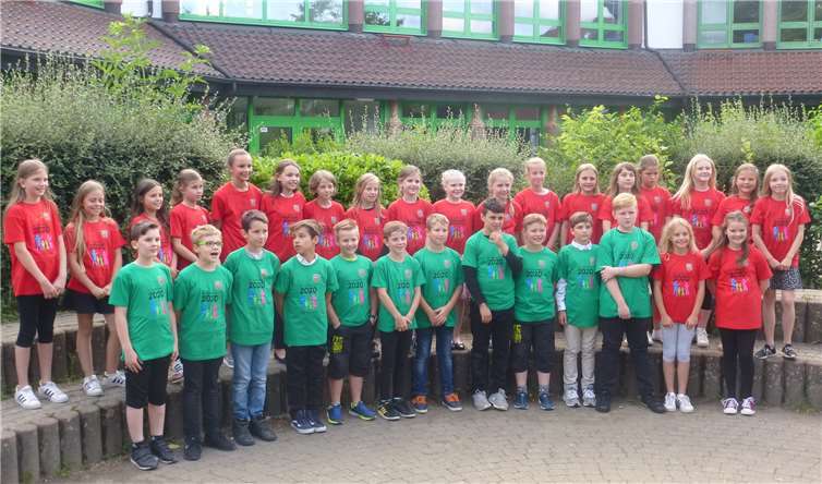 Alle 31 abgehenden Schülerinnen und Schüler der Klassen 4a und 4b. privat