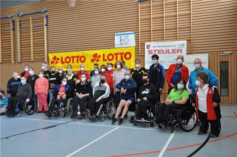 Alle 33 Teilnehmer bei den Tischtennis-Landesmeisterschaften des BSV in Niederelbert. In der Vorjahren spielten mehr als 70 Frauen und Männer mit - eine Teilnehmerzahl, die bald wieder erreicht werden soll.Foto: privat
