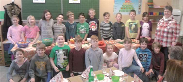 Alle 43 Mädchen und Jungen der Klassen 3a und 3b der Märkerwald-Schule haben den Ernährungsführerschein erfolgreich bestanden.privat