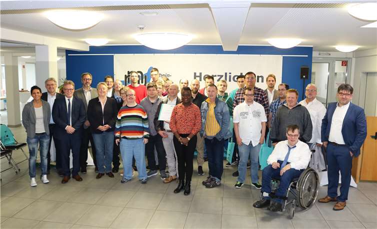 Alle Absolventen mit Bürgermeisterin, Herr Knopp, Leitung und Bildungsbegleiter.