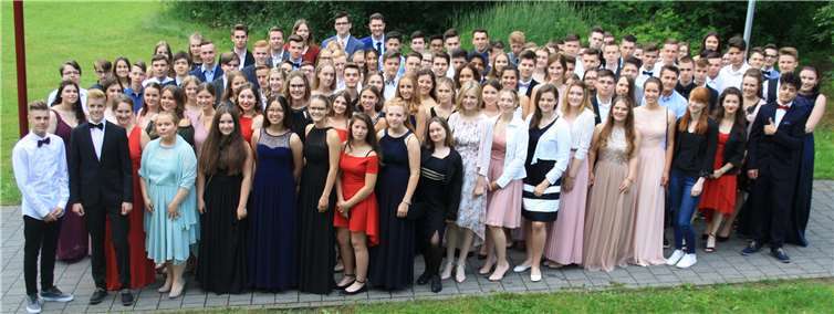 Alle Absolventen versammelten sich zum feierlichen Abschiedsfoto. privat