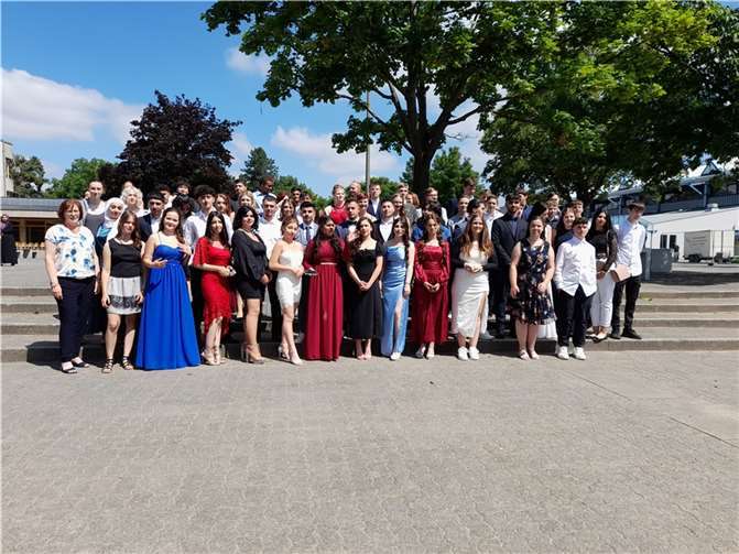 Alle Absolventinnen und Absolventen der EKS mit Schulleiterin Doris Stutz (l.)  Foto: privat