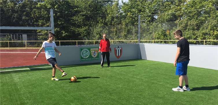 Alle Altersgruppen haben Freude am Spielfeld.privat