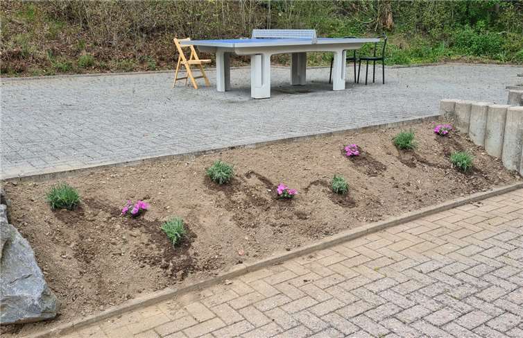 Alle Altersklassen halfen bei der Verschönerung mit. Foto: privat